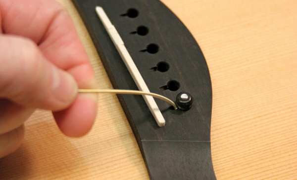 Como colocar cordas no violão - Imagem 2